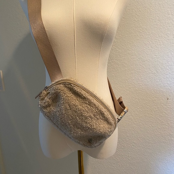 Cozy Beige Sherpa Crossbody Bag - Picture 3 of 12